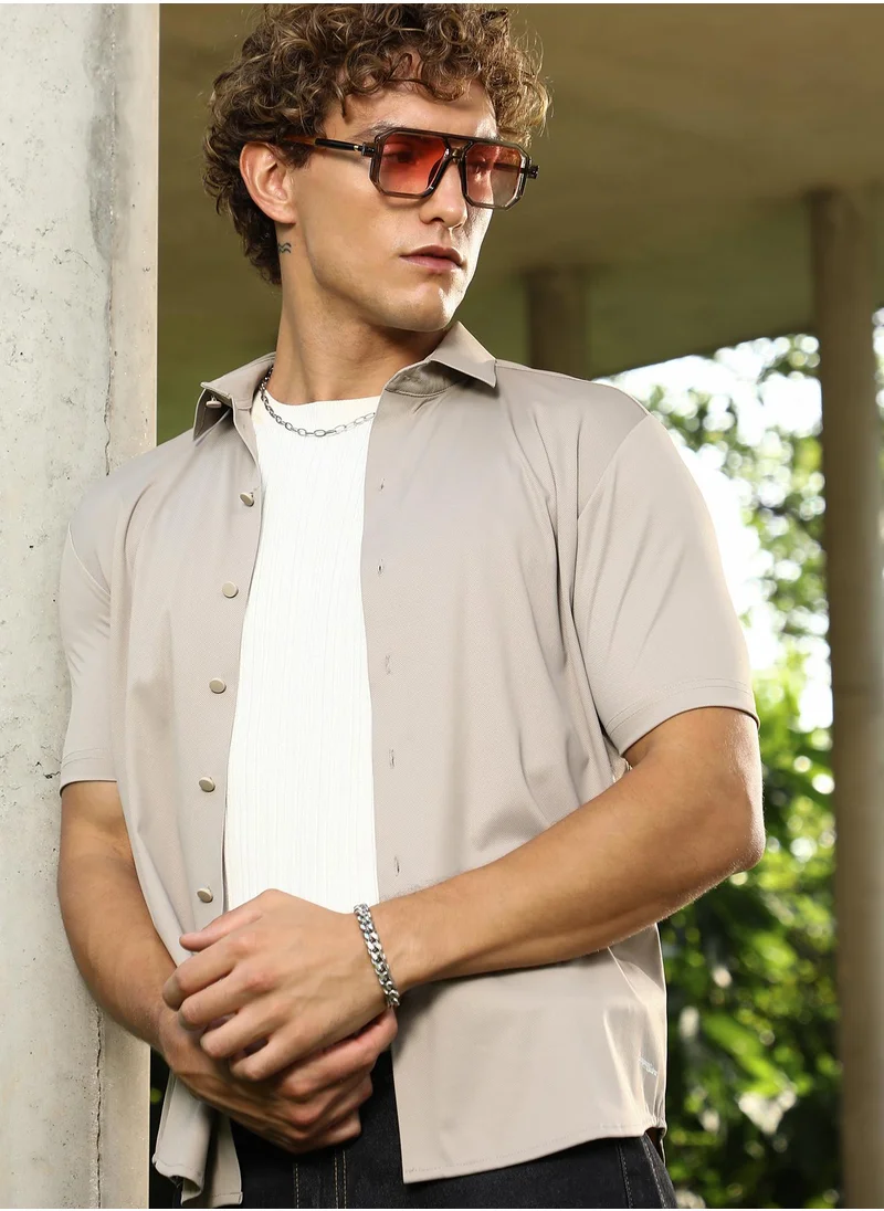 Campus Sutra Campus Sutra Men's Khaki Beige Seamless Solid Shirt For Casual Wear | Spread Collar | Short Regular Sleeves | Button Closure | Shirt Crafted With Comfort Fit For Everyday Wear