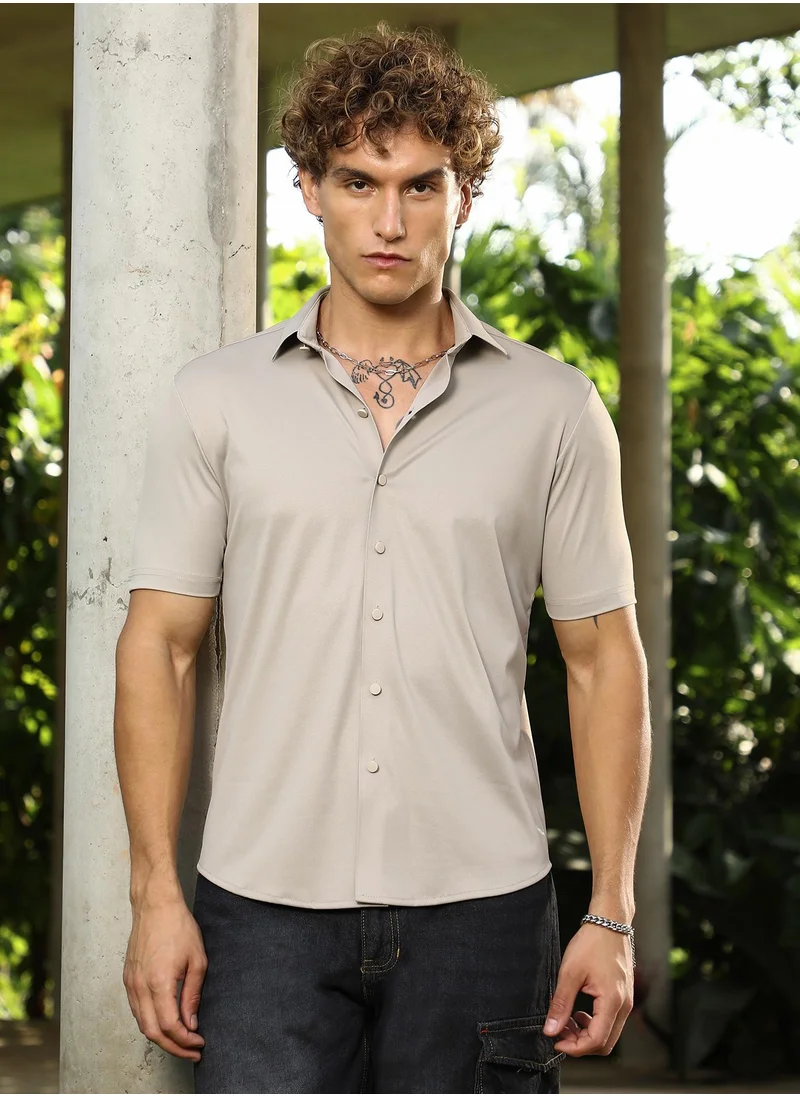 Campus Sutra Campus Sutra Men's Khaki Beige Seamless Solid Shirt For Casual Wear | Spread Collar | Short Regular Sleeves | Button Closure | Shirt Crafted With Comfort Fit For Everyday Wear