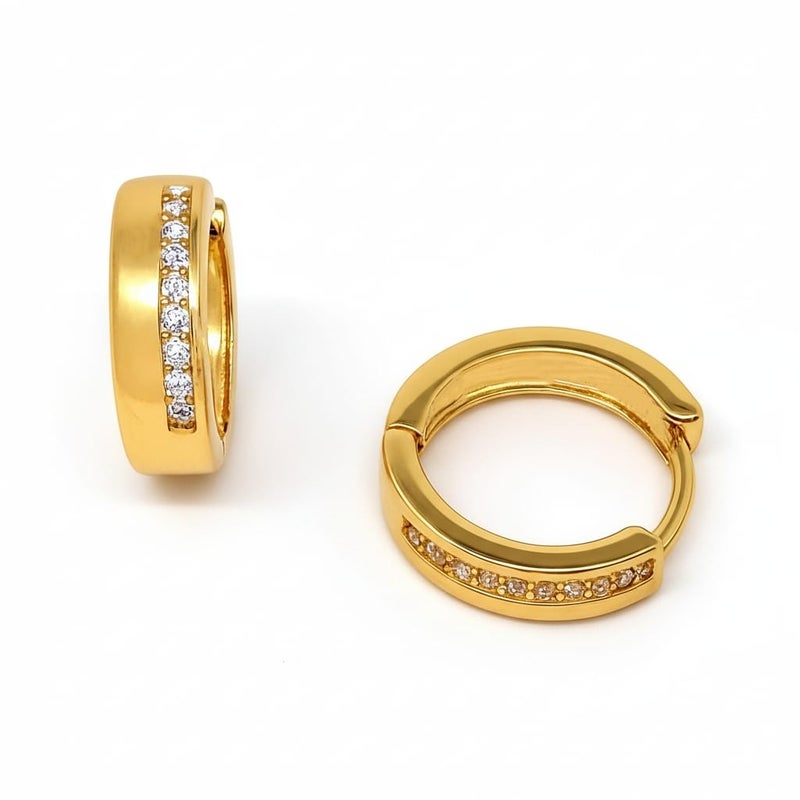 حلق رقيق مطلي باللون الذهبي ، بتصميم زهرة أنيقة. مرصع بـ حجر أحمر مركزي، تحيط به فصوص لامعة. يتميز بـ دلاية متدلية على شكل كرة ذهبية ناعمة. - Image 1