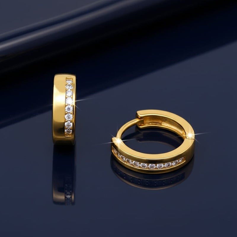 حلق رقيق مطلي باللون الذهبي ، بتصميم زهرة أنيقة. مرصع بـ حجر أحمر مركزي، تحيط به فصوص لامعة. يتميز بـ دلاية متدلية على شكل كرة ذهبية ناعمة. - Image 5