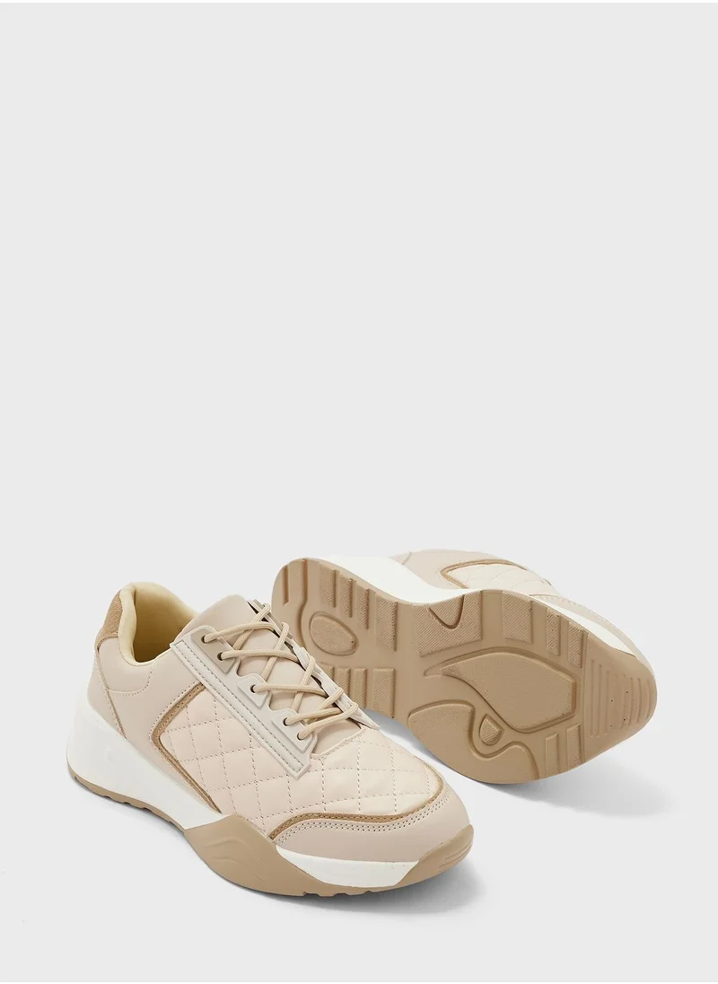 جينجر Quilted Metallic Trim Sneaker