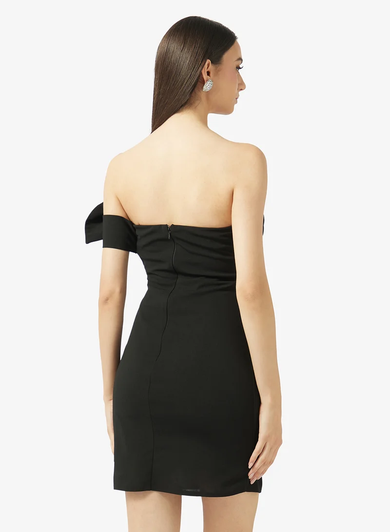 رينيه فستان قصير بتفاصيل فيونكة بياقة على شكل قلب