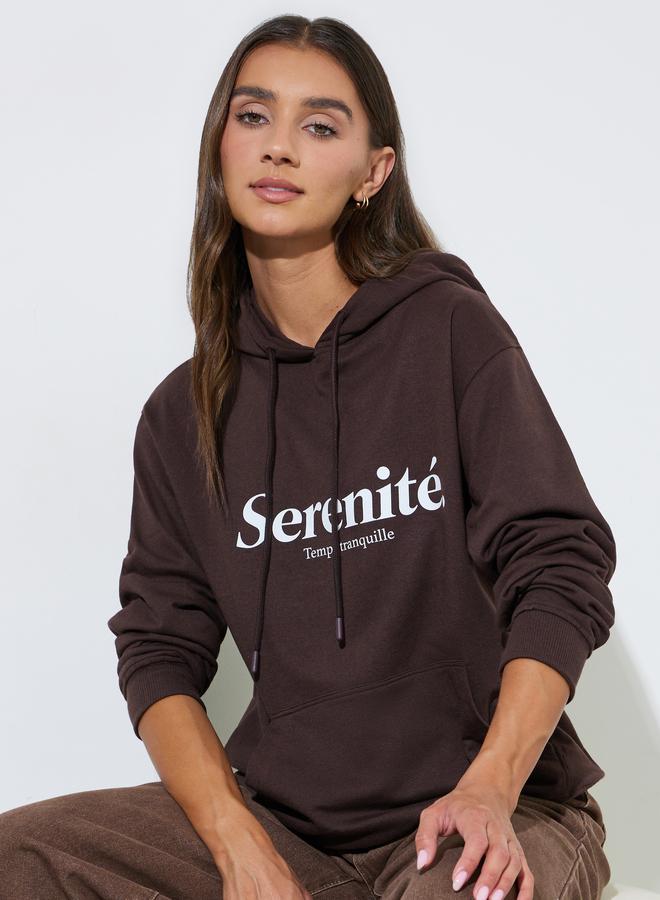 ستايلي هودي بقصة عادية وطبعة شعار - بني قهوة - Image 1