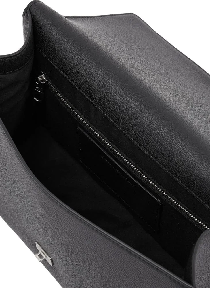 كالفن كلاين جينز Forged Chain Flap Crossbody