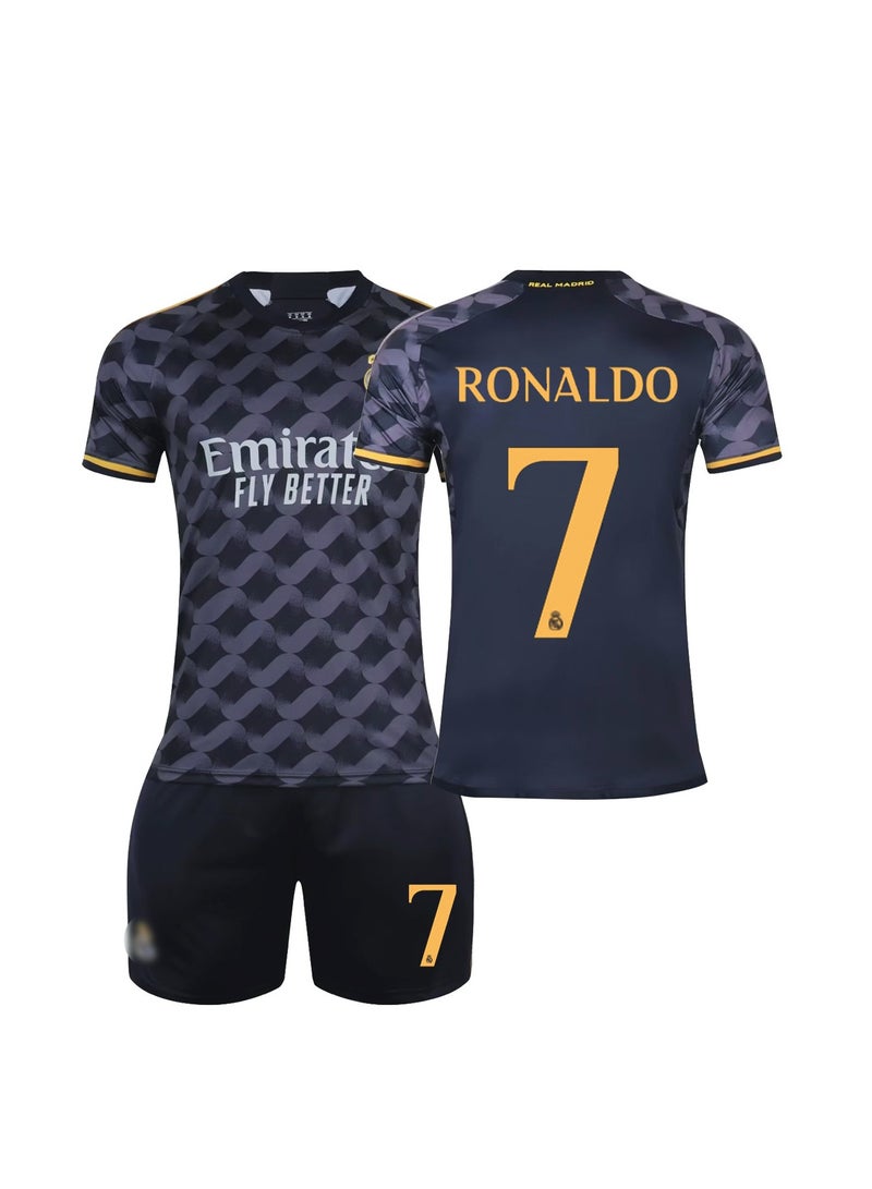 عام قميص كرة القدم الخارجي الرسمي لريال مدريد لموسم 2023/24 مع اسم رونالدو #7، مجموعة هدايا تتضمن القميص والشورت والجوارب بأحجام الأطفال والكبار، هدية مثالية لأصدقائك المشجعين. - Image 1