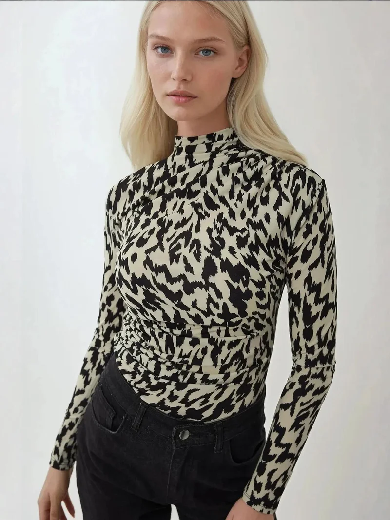 هيكاب بلوزة بأكمام طويلة وطبعة