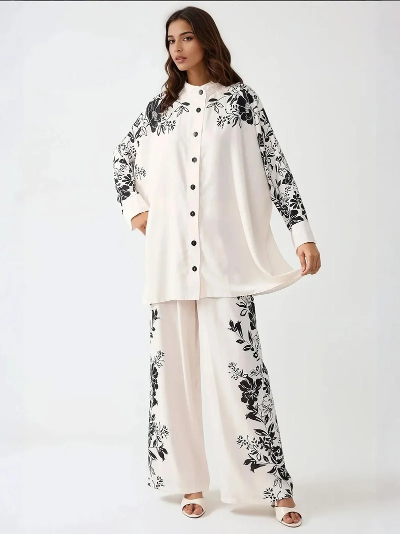 زوبعة طقم كبير مطبوع بياقة دائرية وتفاصيل أزرار