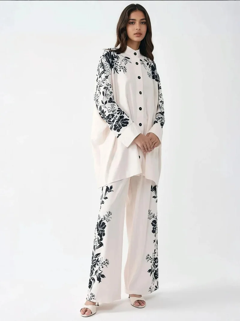 زوبعة طقم كبير مطبوع بياقة دائرية وتفاصيل أزرار