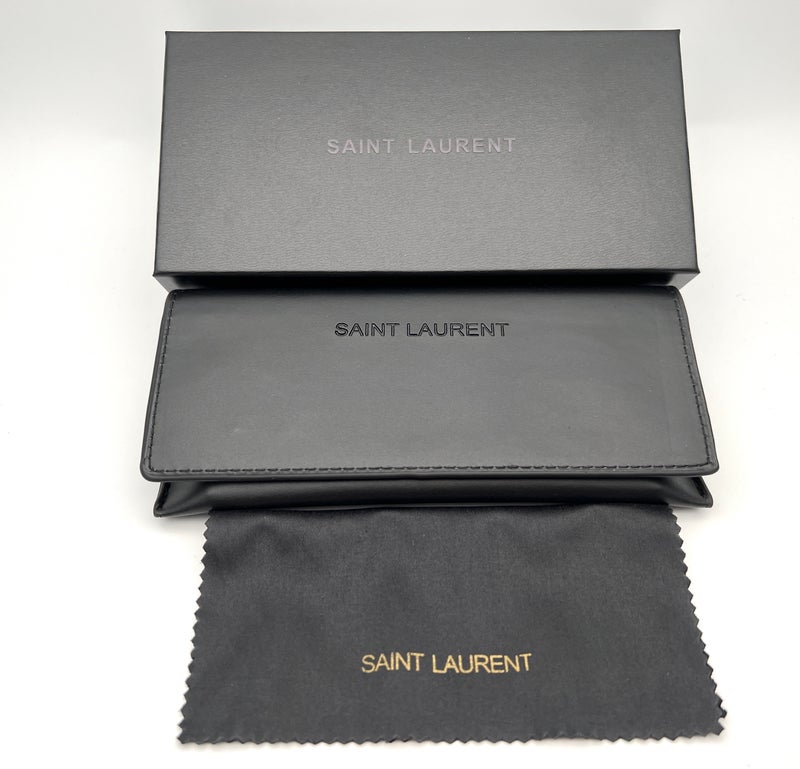 سانت لوران نظارات شمسية نسائية من YSL بتصميم كلاسيكي أنيق، مناسبة للارتداء أثناء ركوب الدراجات، مع أذرع أنيقة، مثالية للأنشطة الصيفية والرحلات الشاطئية، توفر حماية من الشمس، إطار أسود وعدسات رمادية متدرجة. - Image 5