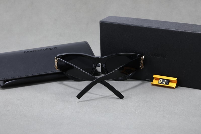 سانت لوران نظارات شمسية نسائية من YSL بتصميم كلاسيكي أنيق، مناسبة للارتداء أثناء ركوب الدراجات، مع أذرع أنيقة، مثالية للأنشطة الصيفية والرحلات الشاطئية، توفر حماية من الشمس، إطار أسود وعدسات رمادية متدرجة. - Image 4