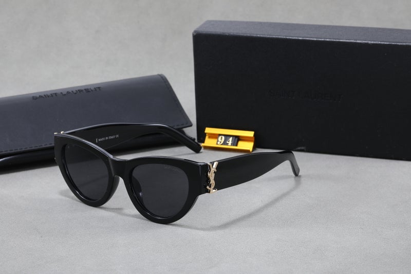 سانت لوران نظارات شمسية نسائية من YSL بتصميم كلاسيكي أنيق، مناسبة للارتداء أثناء ركوب الدراجات، مع أذرع أنيقة، مثالية للأنشطة الصيفية والرحلات الشاطئية، توفر حماية من الشمس، إطار أسود وعدسات رمادية متدرجة. - Image 1