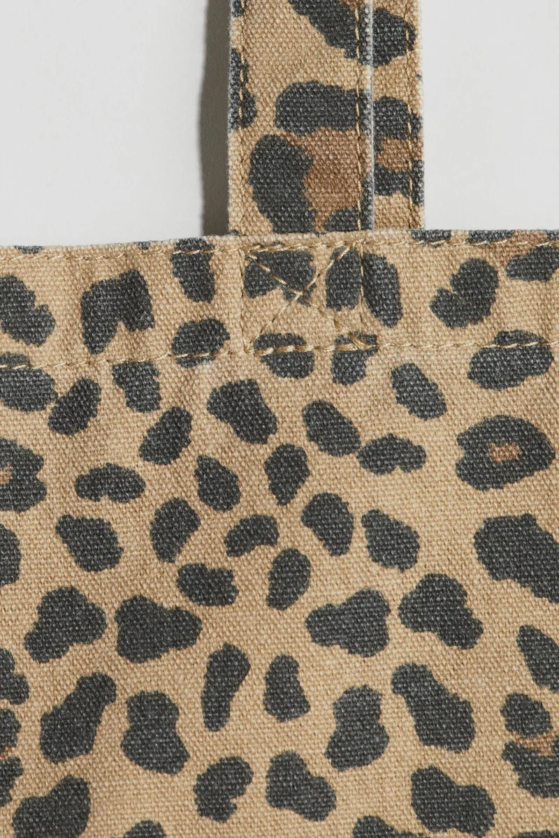 اتش اند ام حقيبة واسعة من القماش المزين بطبعة