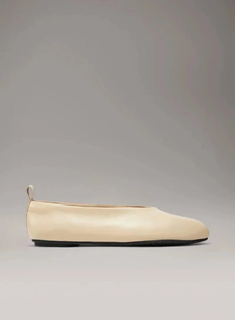 كالفن كلاين جينز حذاء باليرينا من الجلد