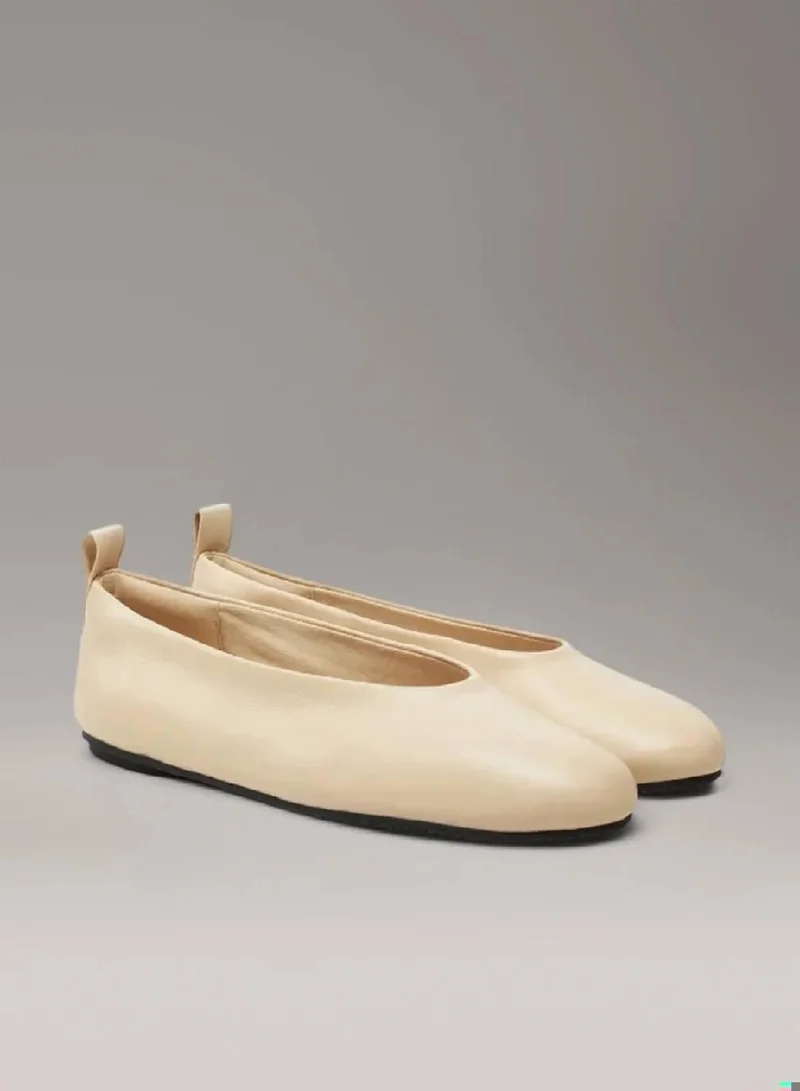 كالفن كلاين جينز حذاء باليرينا من الجلد