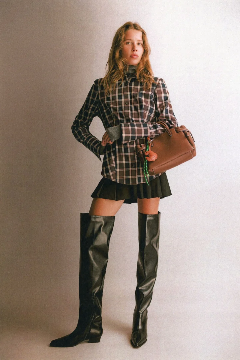 اتش اند ام قميص ضيق من قطن التويل