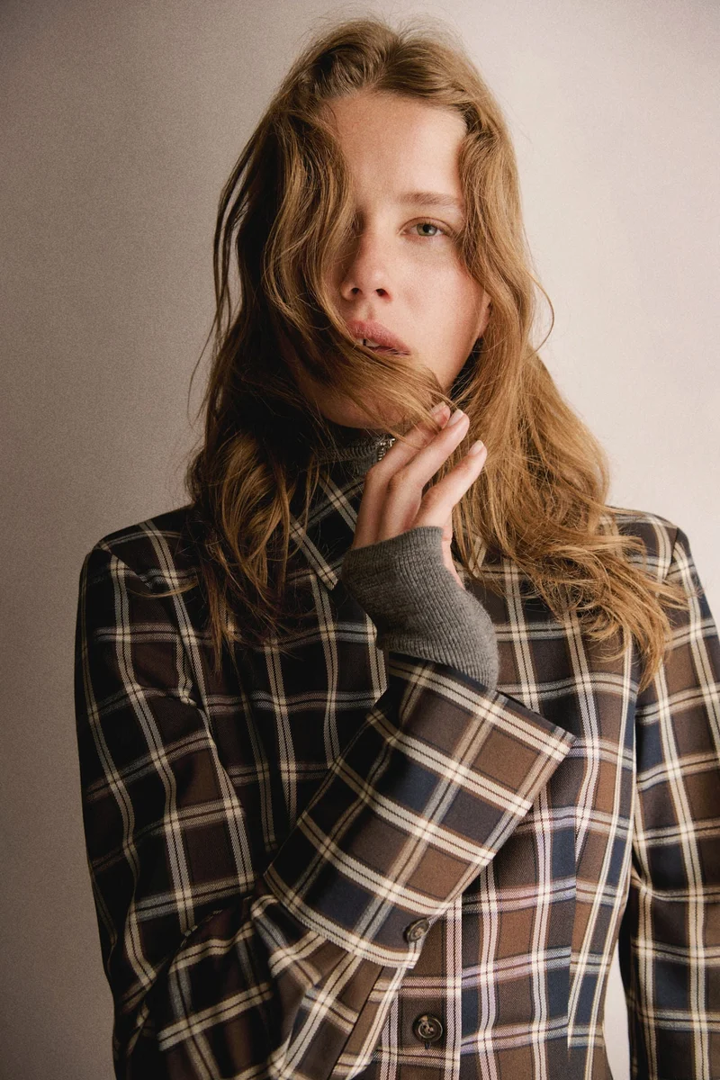 اتش اند ام قميص ضيق من قطن التويل