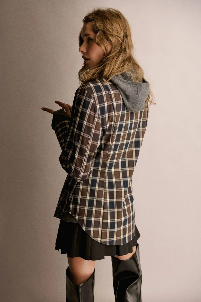 اتش اند ام قميص ضيق من قطن التويل