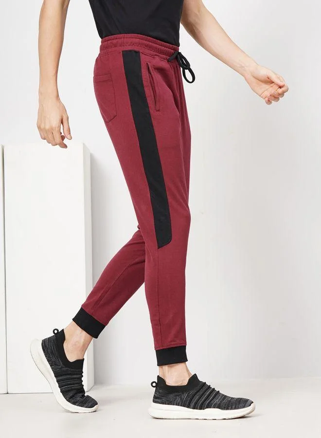 شركة المرآب الهندية Men Slim Fit Solid Mid-Rise Stretchable Knitted Jogger Trousers