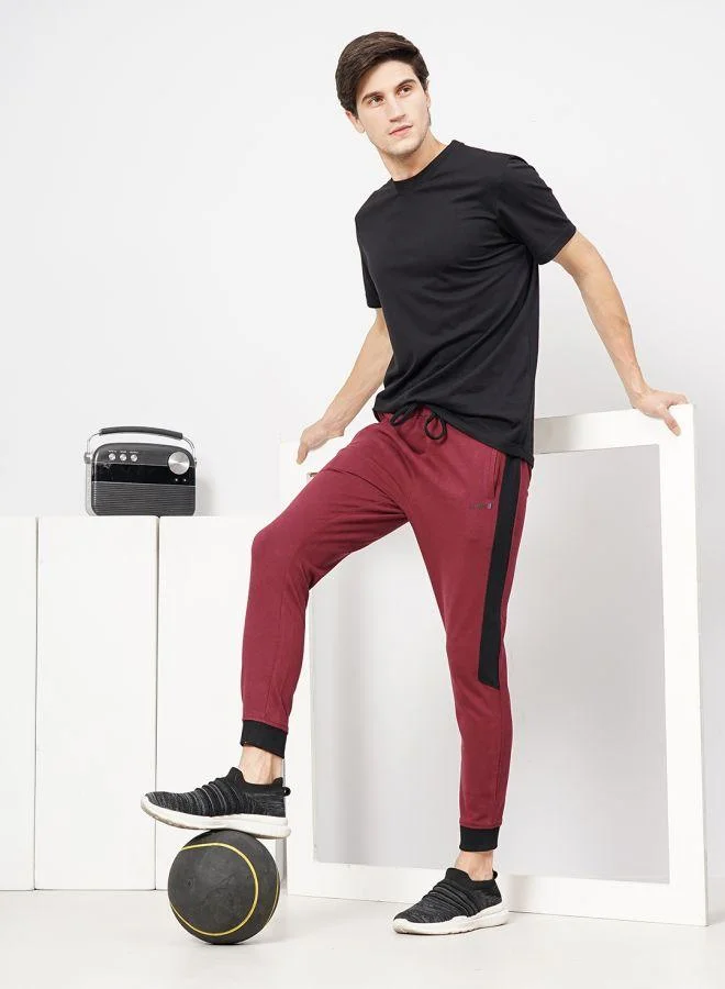 شركة المرآب الهندية Men Slim Fit Solid Mid-Rise Stretchable Knitted Jogger Trousers