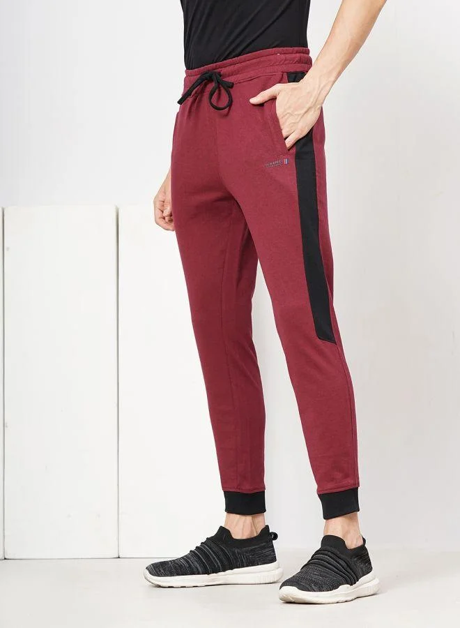 شركة المرآب الهندية Men Slim Fit Solid Mid-Rise Stretchable Knitted Jogger Trousers