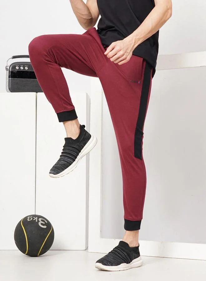 شركة المرآب الهندية Men Slim Fit Solid Mid-Rise Stretchable Knitted Jogger Trousers