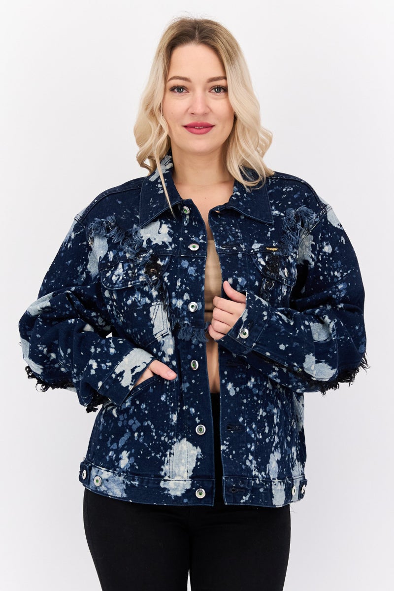 Wrangler جاكيت جينز بنمط بقع الطلاء للنساء، أزرق داكن - Image 1