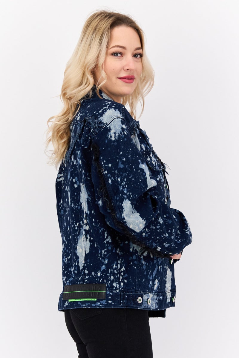 Wrangler جاكيت جينز بنمط بقع الطلاء للنساء، أزرق داكن - Image 2