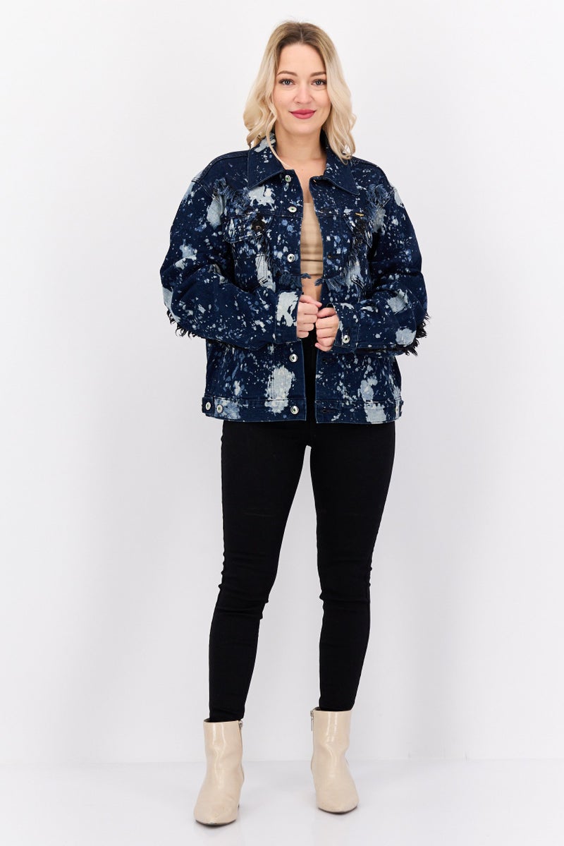 Wrangler جاكيت جينز بنمط بقع الطلاء للنساء، أزرق داكن - Image 4