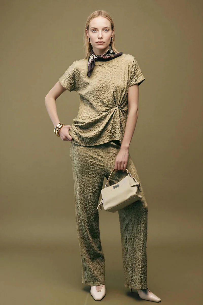 ديفاكتو Straight Fit Crinkle Trousers