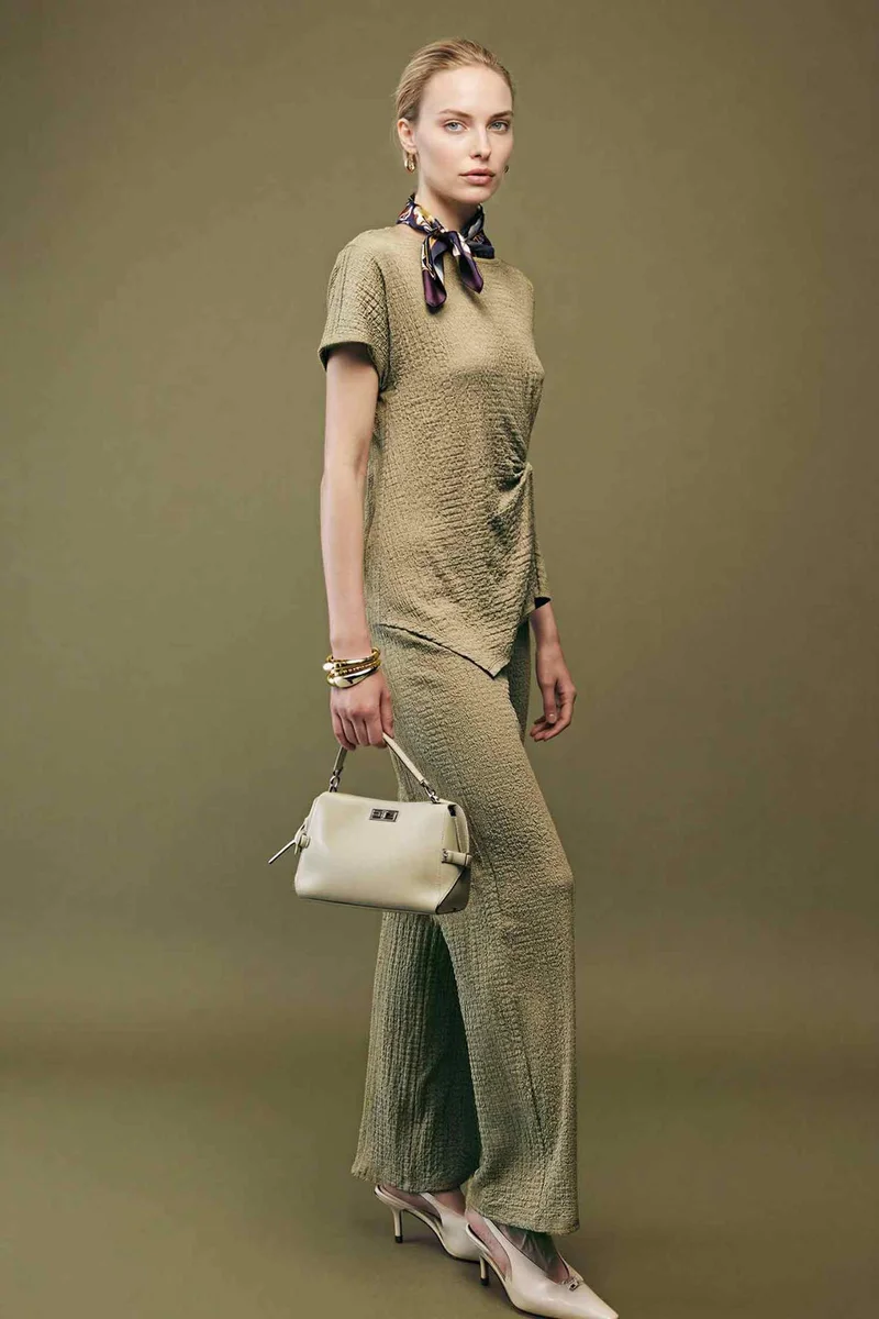 ديفاكتو Straight Fit Crinkle Trousers