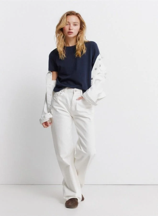 Jacket with shirt collar. Side pockets and two chest pockets. Buttons on the front and cuffs. This garment is made with sustainable cotton.