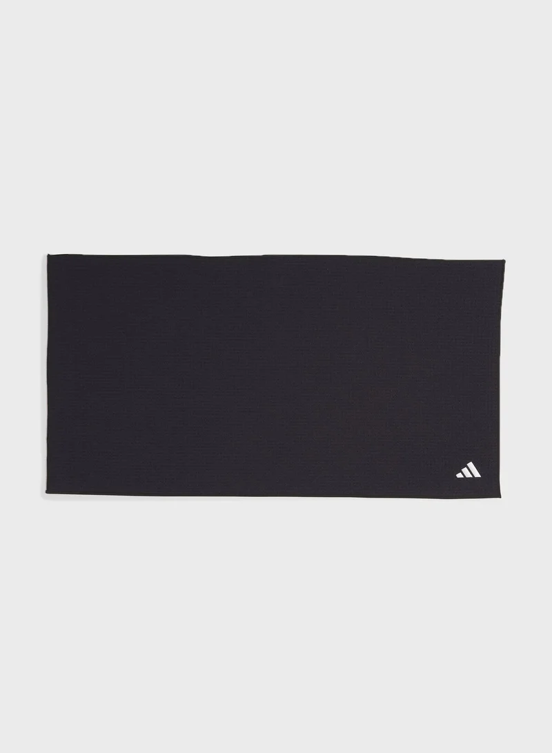 adidas منشفة اللاعبين