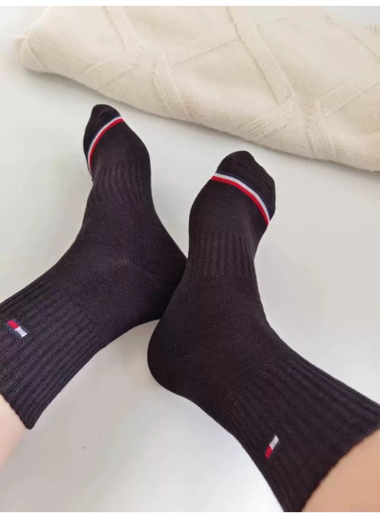 تومي هيلفيغر سبورت 5 أزواج من جوارب القطن المتوسطة في صندوق، جوارب عادية لجميع الفصول قابلة للتنفس وتمتص العرق - Image 2