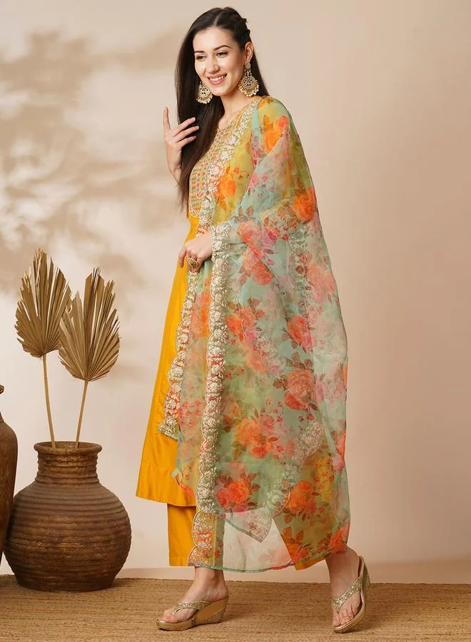 جلو باص طقم كورتا أناركلي احتفالية مطرزة عند الصدر مع بنطال وشيلة من الأورجانزا