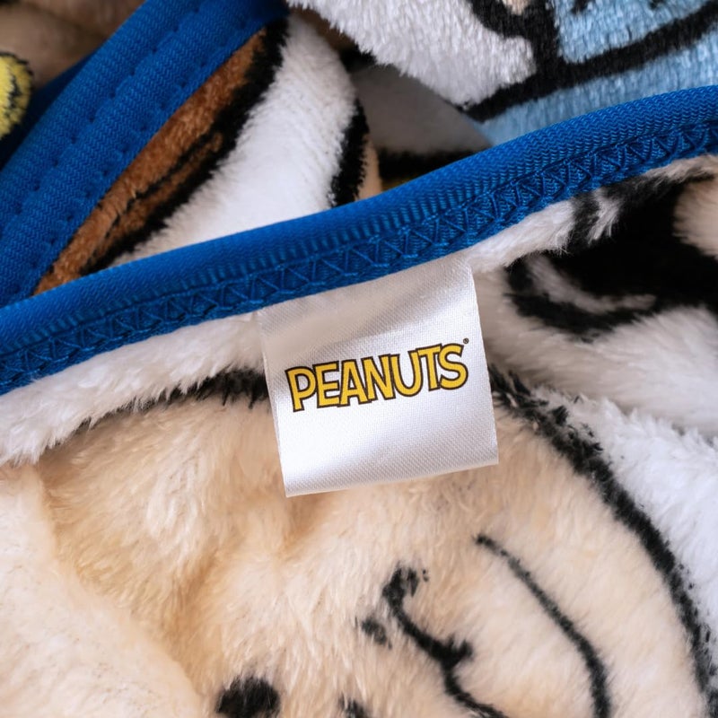 Franco CollectiblesÂ® PeanutsÂ® Charlie Brown, Snoopy, Lucy & Gang Super Soft Cozy Plush Throw Blanket, 40 in x 50 in, (Official PeanutsÂ® Product) - Image 4