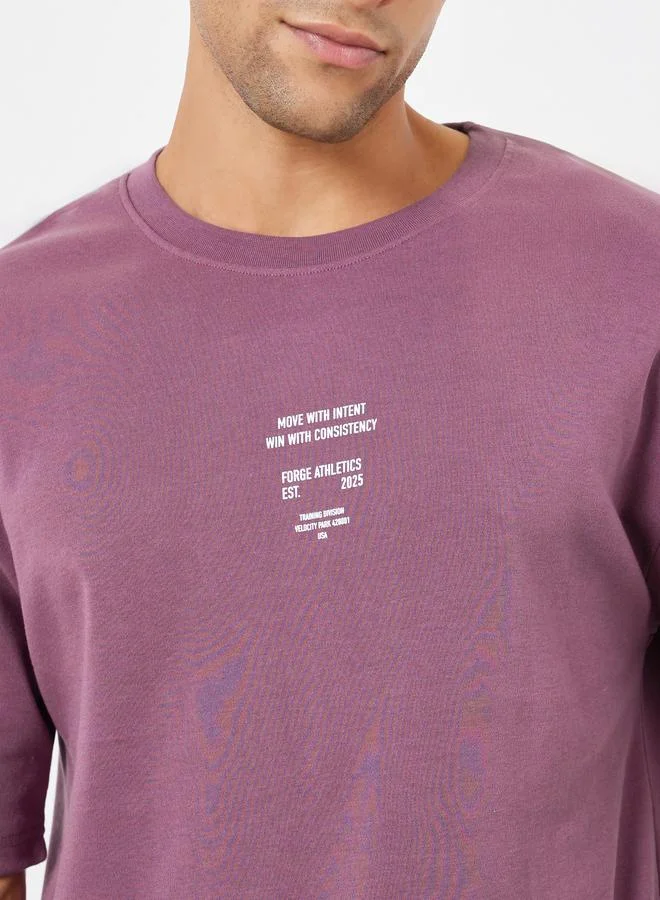 ستايلي اكتيف تيشيرت بقصة واسعة وطبعة شعار صغيرة للرجال