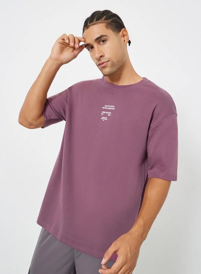 ستايلي اكتيف تيشيرت بقصة واسعة وطبعة شعار صغيرة للرجال