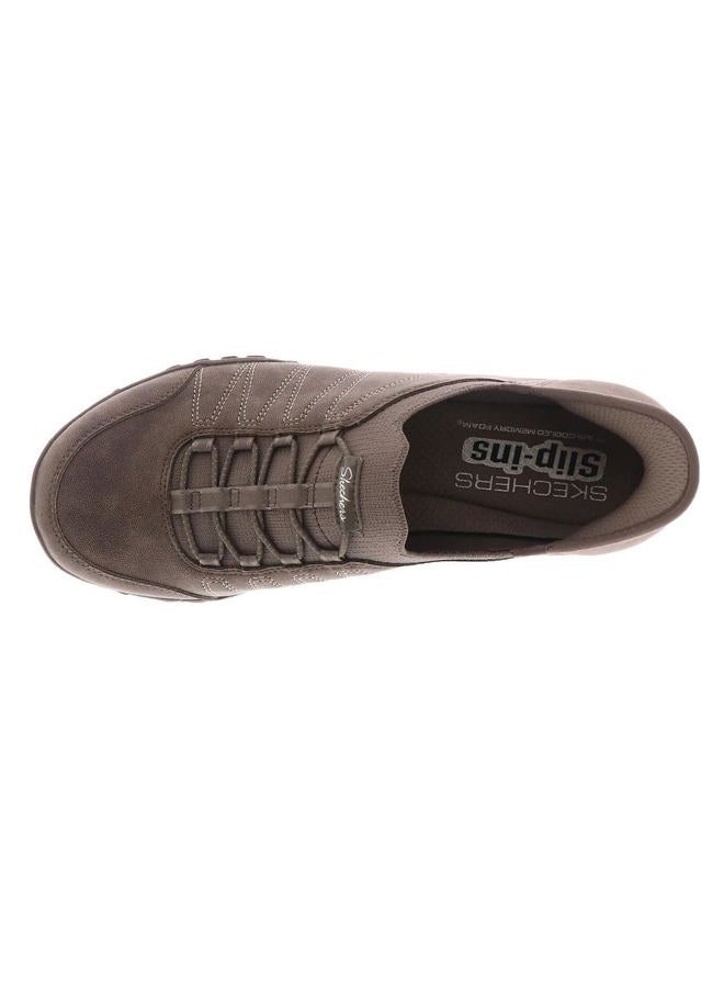 SKECHERS حذاء رياضي مريح للنساء - سهل الارتداء بدون استخدام اليدين، لون بني داكن، مقاس 8 - Image 2