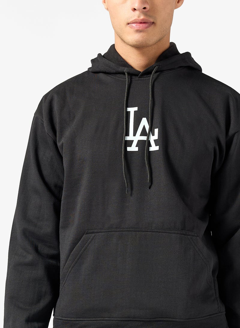 سفنتي فايف بيسيكس هودي بطبعة جرافيك - Image 3