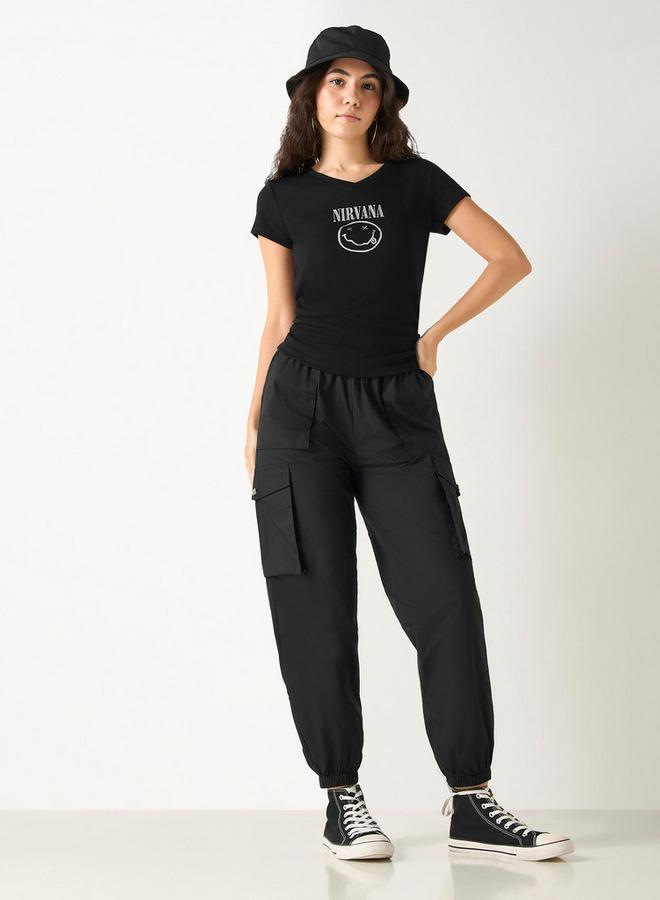 اس بي كاركترز تيشيرت بطبعة نيرفانا بياقة على شكل حرف  وأكمام قصيرة - Image 2