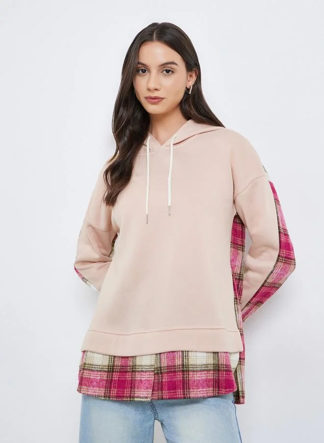 تايك تو هودي وردي مزين بحافة مربعات وأكمام طويلة