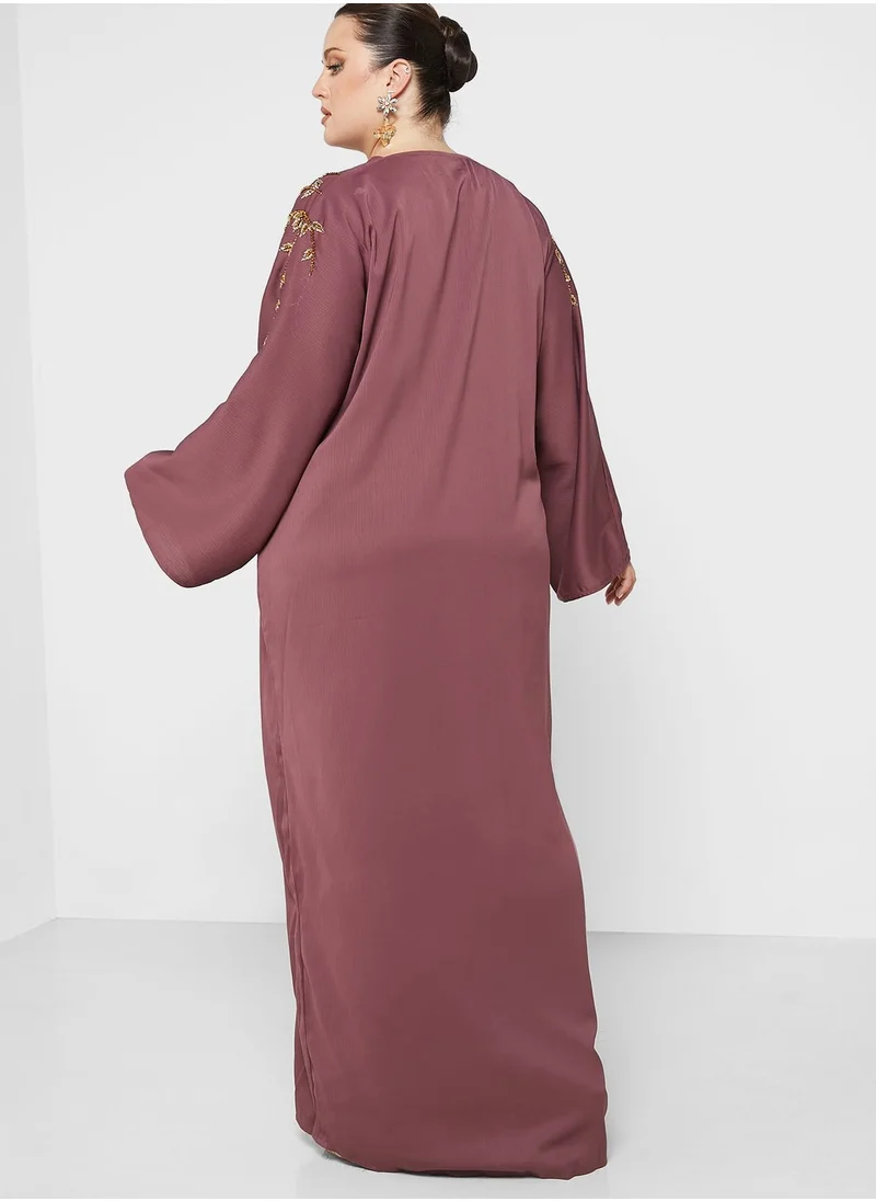 هيا كلوزيت كيرف عباية مزينة بياقة V