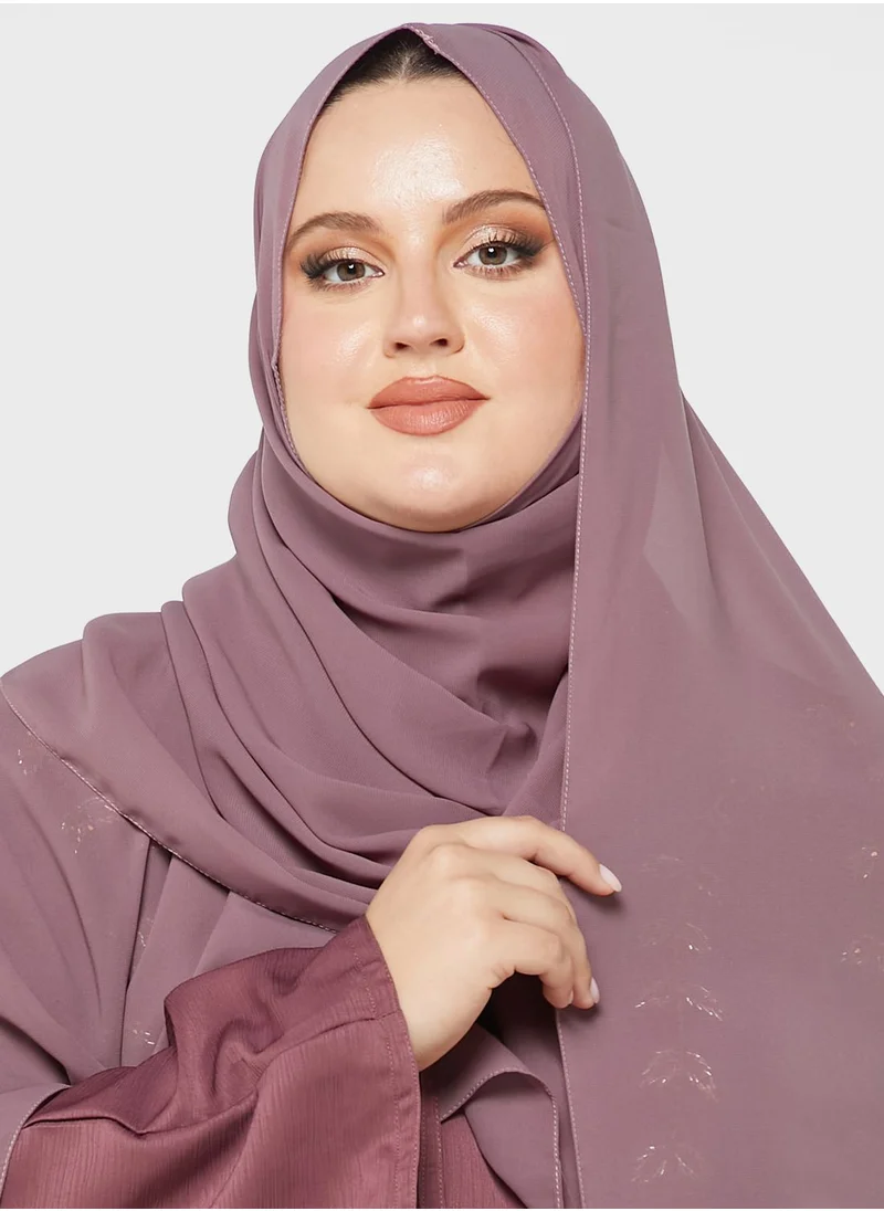 هيا كلوزيت كيرف عباية مزينة بياقة V