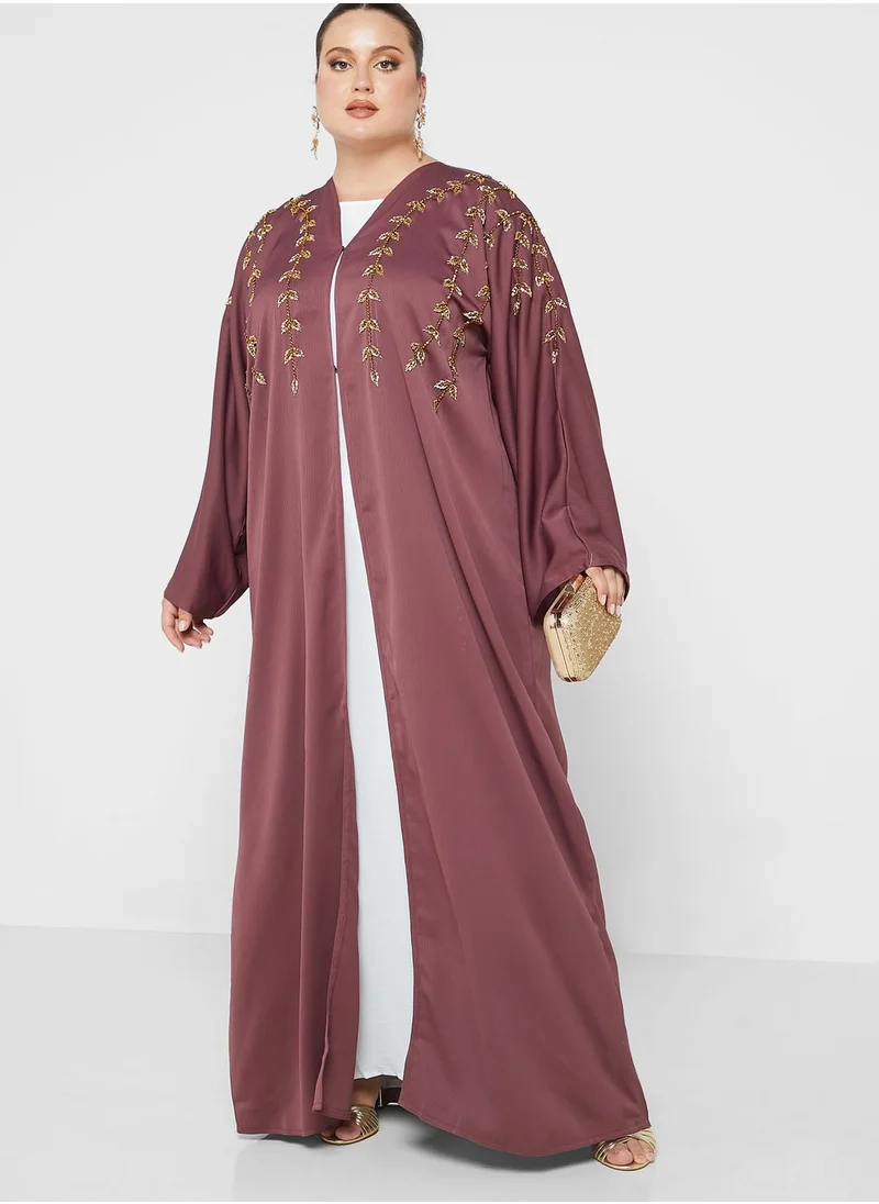 هيا كلوزيت كيرف عباية مزينة بياقة V