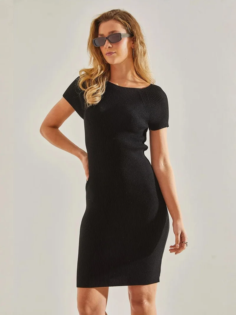 بيانكو لوتشي فستان ميدي بقصة ضيقة وياقة دائرية من لوكسي