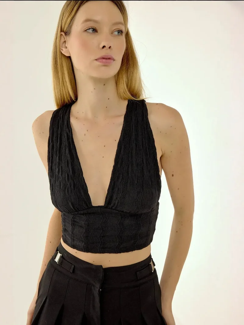 هيكاب بلوزة قصيرة بياقة على شكل حرف  وظهر متقاطع