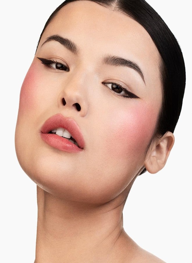 مايك أحمر خدود MAKE Beauty Skin Mimetic Microsuede - أحمر خدود بودرة مطفي للخدود بلون يدوم طويلاً - لا يسد المسام، حجم مناسب للسفر، علبة مكياج واحدة. اللون: أحمر قرمزي (Crimson Sky). - Image 4