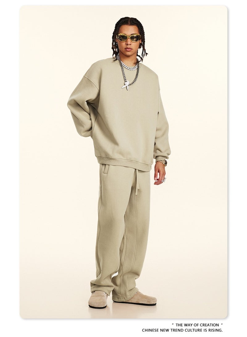 بى طقم هودي جديد من ماركة أمريكية عصرية لعام ٢٠٢٥، مكون من قطعتين: هودي بأكمام طويلة مبطن بالفرو وياقة دائرية، وبنطال رياضي بقصة مستقيمة، طقم كاجوال للجنسين (لون الكثبان الرملية). - Image 3