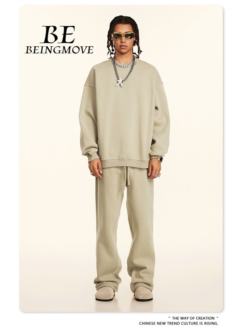 بى طقم هودي جديد من ماركة أمريكية عصرية لعام ٢٠٢٥، مكون من قطعتين: هودي بأكمام طويلة مبطن بالفرو وياقة دائرية، وبنطال رياضي بقصة مستقيمة، طقم كاجوال للجنسين (لون الكثبان الرملية). - Image 1