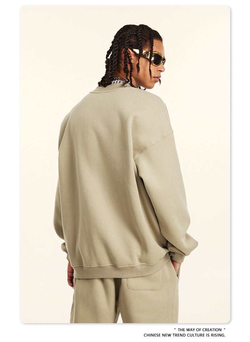 بى طقم هودي جديد من ماركة أمريكية عصرية لعام ٢٠٢٥، مكون من قطعتين: هودي بأكمام طويلة مبطن بالفرو وياقة دائرية، وبنطال رياضي بقصة مستقيمة، طقم كاجوال للجنسين (لون الكثبان الرملية). - Image 5